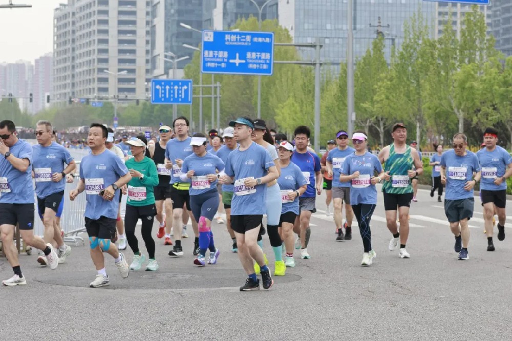 逐梦亦马，衣护征程——保罗盛世助力亦庄马拉松，以专业服装护航每一步热爱